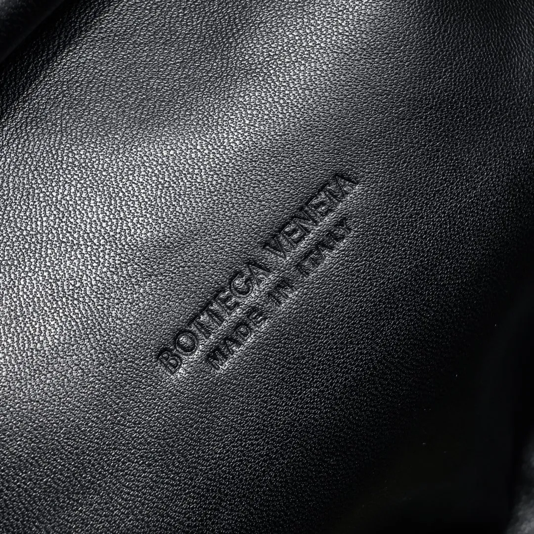 Batch 2260 Bitters Venetia 2024 summer series brings Lauren 1980 handbags back to the public eye. The design of the bag is inspired by ancient Roman architecture. It uses the brand's iconic Intrecciato lambskin woven bag body with a hard frame. No logo can be seen on the whole bag. It is equipped with a leather woven metal chain. When using it as a clutch, just put the chain directly in the bag ~ showing an elegant and timeless style. Decades later, when Lauren Hutton once again walked on the Bottega Venetia spring and summer show with this bag, the charm of the year still remains intact despite the passage of time. Size: 31.5*16.5*11 Style number: 5807#